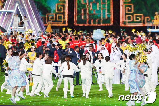 8일 오후 중국 항저우 올림픽 스포츠센터 스타디움에서 열린 2022 항저우 아시안게임 폐회식에서 대한민국 선수단이 축하공연을 함께 하며 즐거운 시간을 보내고 있다. 39개 종목에 선수단 1140여명을 파견한 한국은 금메달 42개, 은메달 59개, 동메달 89를 획득, 목표했던 종합 3위를 달성했다. 2023.10.8/뉴스1 © News1 민경석 기자