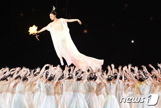 8일 오후 중국 항저우 올림픽 스포츠센터 스타디움에서 열린 2022 항저우 아시안게임 폐회식에서 축하공연이 펼쳐지고 있다. 39개 종목에 선수단 1140여명을 파견한 한국은 금메달 42개, 은메달 59개, 동메달 89를 획득, 목표했던 종합 3위를 달성했다. 2023.10.8/뉴스1 © News1 민경석 기자