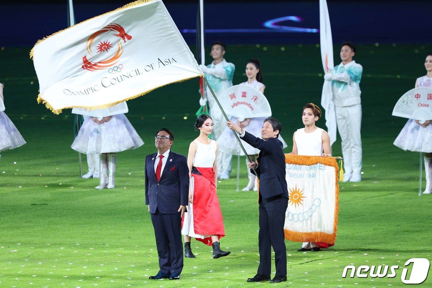 본문 이미지 - 8일 오후 중국 항저우 올림픽 스포츠센터 스타디움에서 열린 2022 항저우 아시안게임 폐회식에서 2026 아시안게임 개최지인 일본 아이치현의 오무라 히데아키 지사가 대회기를 이양 받은 뒤 힘차게 흔들고 있다. 2023.10.8/뉴스1 ⓒ News1 신웅수 기자