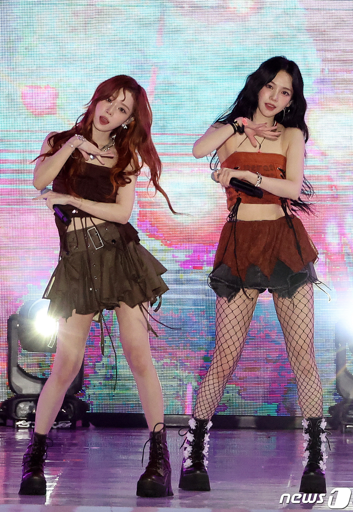 (서울=뉴스1) 김진환 기자 = 걸그룹 에스파 윈터와 카리나(오른쪽)가 8일 오후 서울 강남구 청담역 인근 영동대로에 열린 ‘영동대로 KPOP 콘서트’에서 열정적인 무대를 선보이고 …