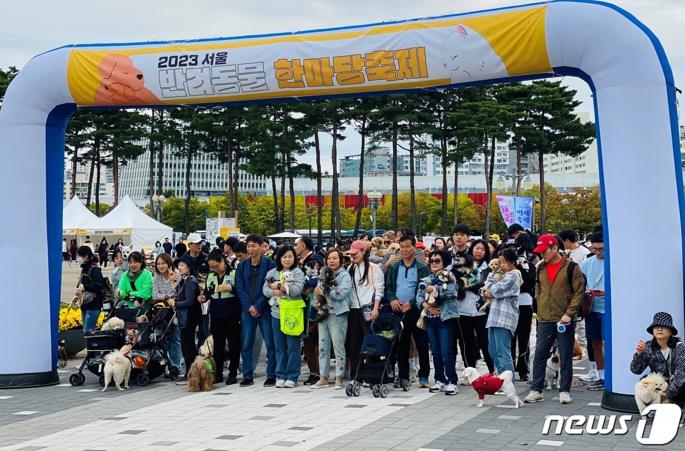 8일 서울 마포구 월드컵공원 평화광장에서 열린 서울 반려동물 한마당 축제에서 시민들과 반려동물들이 즐거운 시간을 보내고 있다.&#40;서울시 제공&#41; ⓒ News1