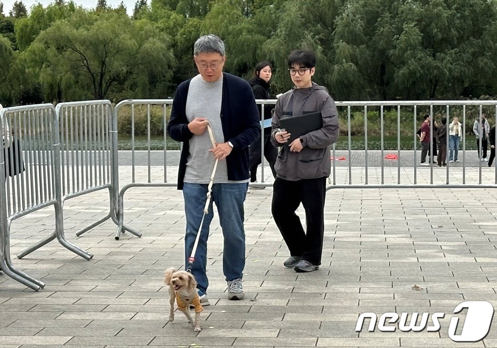 8일 서울 마포구 월드컵공원 평화광장에서 열린 &#39;서울 반려동물 한마당 축제&#39;에서 시민들과 반려동물들이 즐거운 시간을 보내고 있다.&#40;동그람이 제공&#41; ⓒ News1