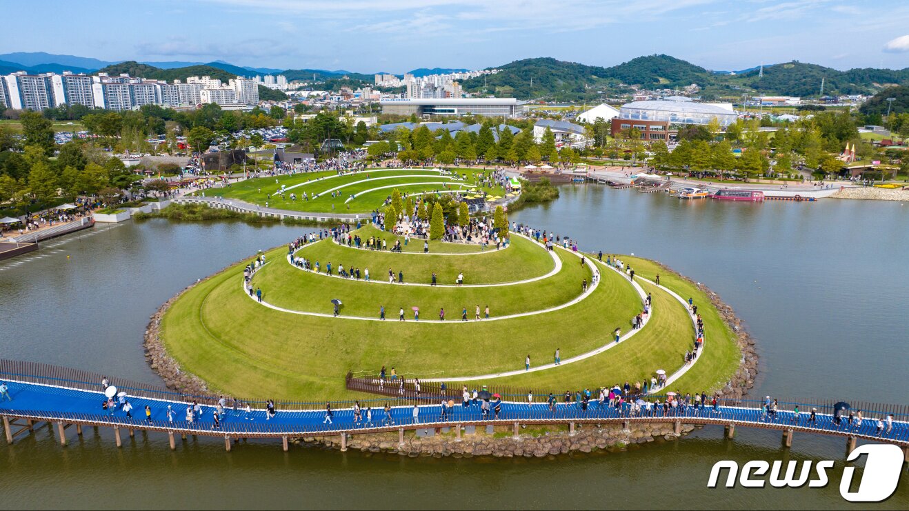 본문 이미지 - 순천호수정원은 21세기 최고의 건축이론가이자 지형디자이너, 조경가로 평가받는 찰스 젱스의 디자인이다. 2023.10.9/뉴스1 ⓒ News1 김태성 기자