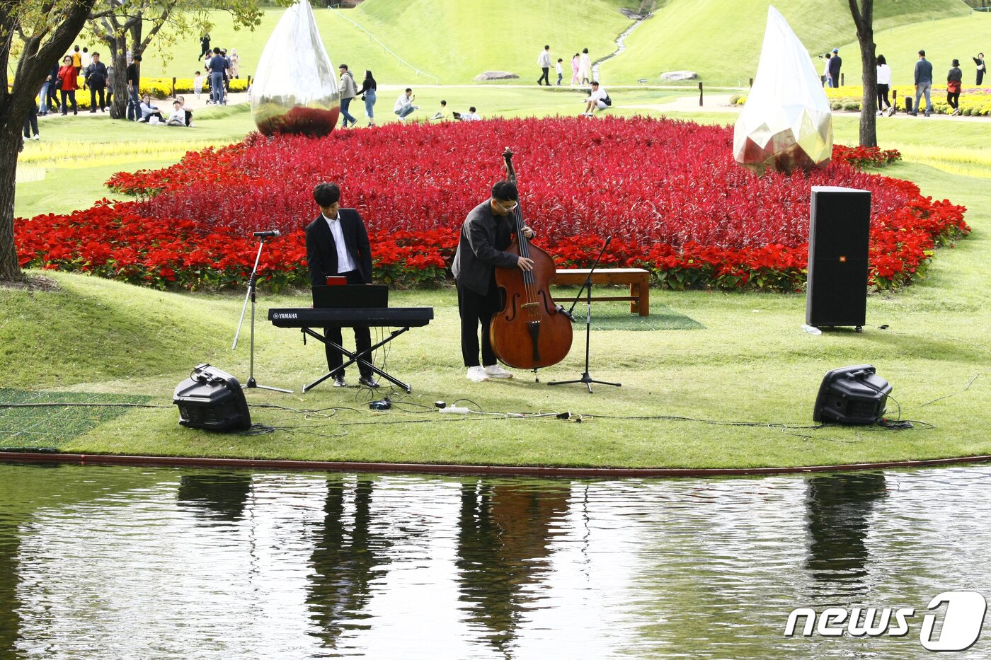 본문 이미지 - 9일 오전 순천만국가정원 내 노을정원에서 가을맞이 작은음악회가 펼쳐져 관광객들의 많은 관심을 받고 있다.2023.10.9/뉴스1 ⓒ News1 김태성 기자
