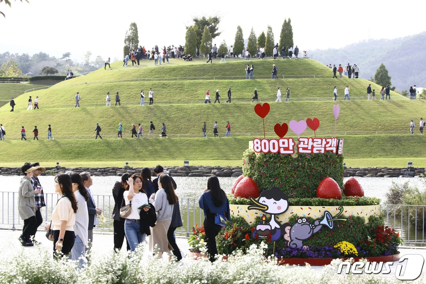 본문 이미지 - 지난 7일 순천만국제정원박람회 호수정원 나루터에서 관람객들과 함께 800만 번째 입장객을 축하하고 800만 돌파를 기념하는 행사를 가졌다. 2023.10.9/뉴스1 ⓒ News1 김태성 기자