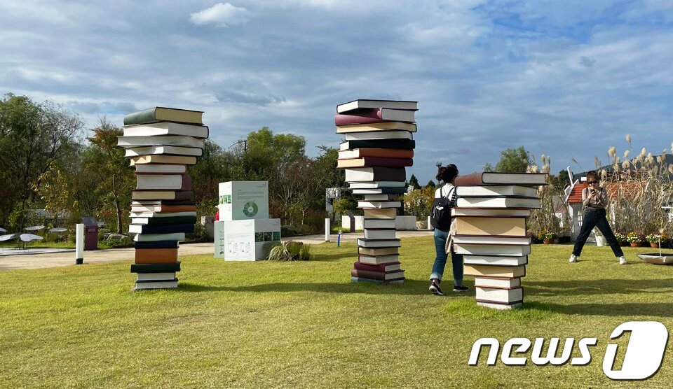 본문 이미지 - 9일 순천만국제정원박람회장 학교정원에는 많은 책들이 쌓여 있다. 2023.10.9 /뉴스1 ⓒ News1 김태성 기자