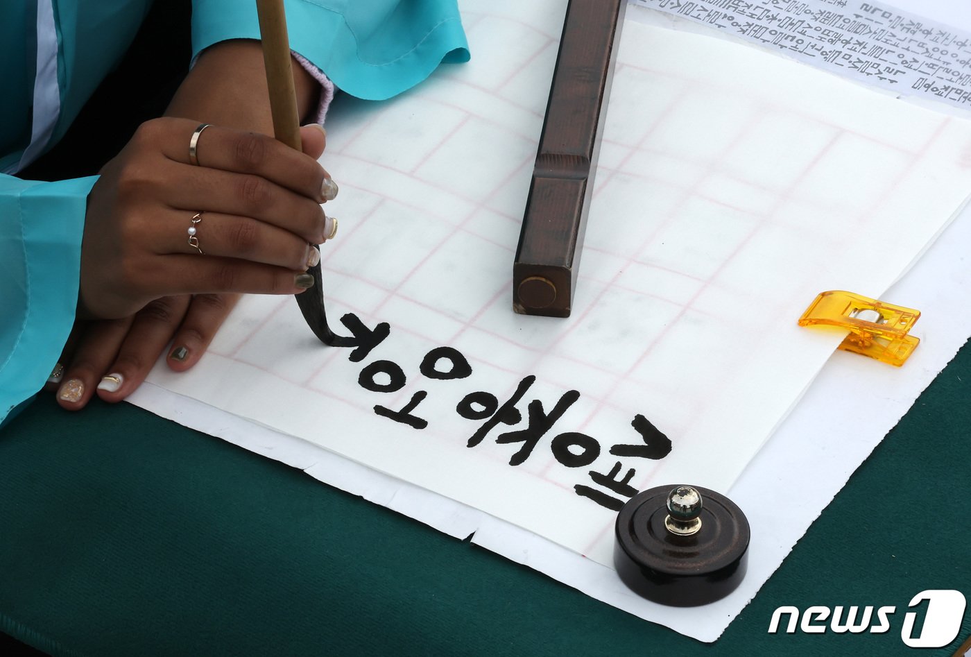본문 이미지 - 577돌 한글날인 9일 오전 서울 광화문광장에서 열린 휘호경진대회에서 한 외국이 참가자가 정성스럽게 글씨를 써내려가고 있다. 2023.10.9/뉴스1 ⓒ News1 이동해 기자