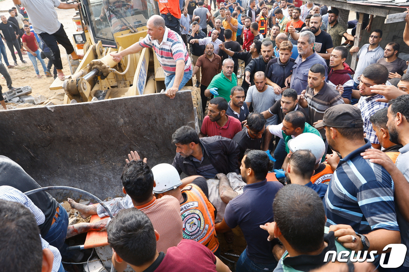 (칸 유니스 로이터=뉴스1) 우동명 기자 = 8일(현지시각) 팔레스타인 무장정파 하마스의 기습 공격에 대한 이스라엘 군의 보복 폭격으로 가자 지구 칸 유니스의 폭삭 무너진 주택서 …