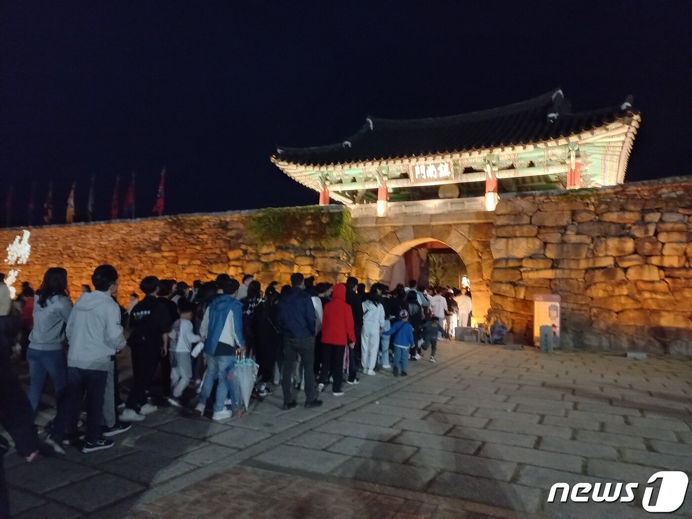 본문 이미지 - 해미읍성 진남문 앞 수많은 관람객이 질서를 지키며 차례로 입장하는 모습.&#40;서산시 제공&#41;/뉴스1