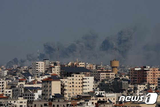 8일(현지시각) 팔레스타인 무장정파 하마스의 기습 공격을 받은 가자 지구에서 이스라엘 군의 보복 공격으로 연기가 솟아 오르고 있다. 2023.10.9 © 로이터=뉴스1 © News1 우동명 기자