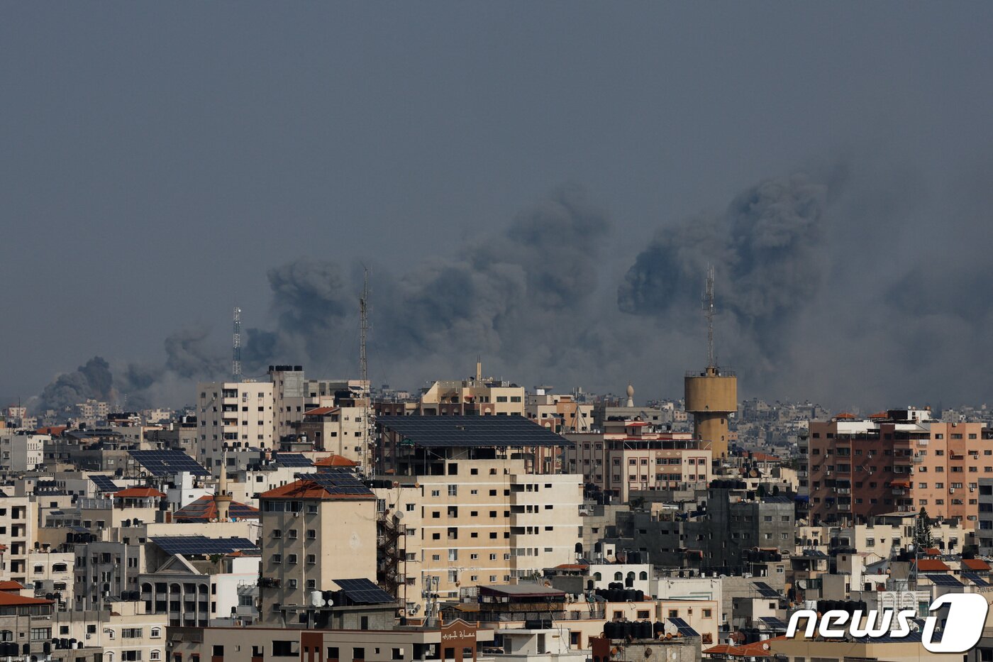 본문 이미지 - 8일(현지시각) 팔레스타인 무장정파 하마스의 기습 공격을 받은 가자 지구에서 이스라엘 군의 보복 공격으로 연기가 솟아 오르고 있다. 2023.10.9 ⓒ 로이터=뉴스1 ⓒ News1 우동명 기자