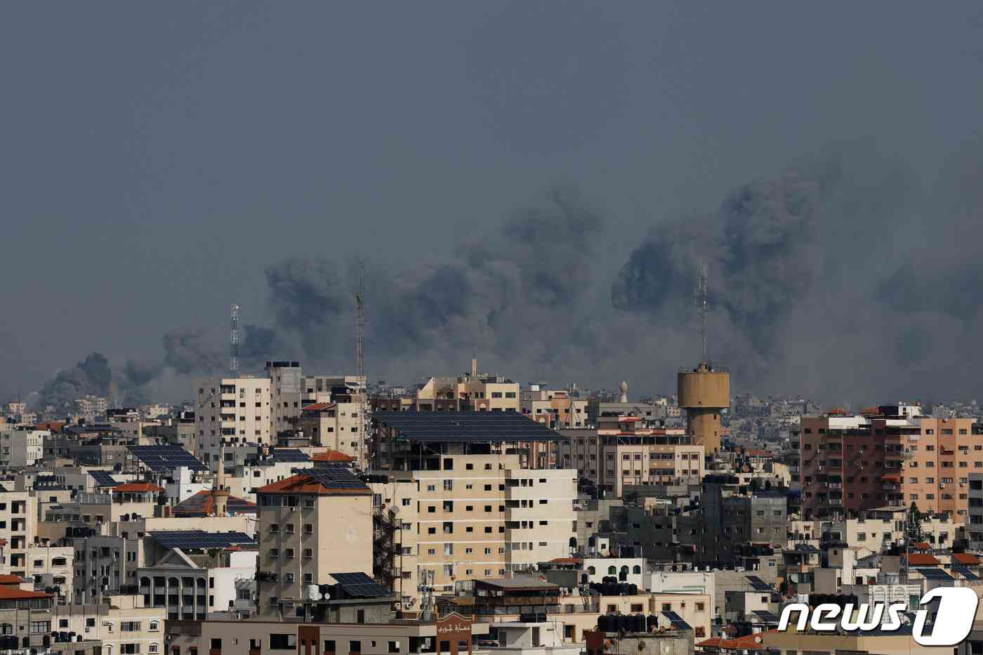 8일(현지시간) 팔레스타인 무장정파 하마스의 기습 공격을 받은 가자 지구에서 이스라엘 군의 보복 공격으로 연기가 솟아 오르고 있다. 2023.10.9 © 로이터=뉴스1 © News1 우동명 기자