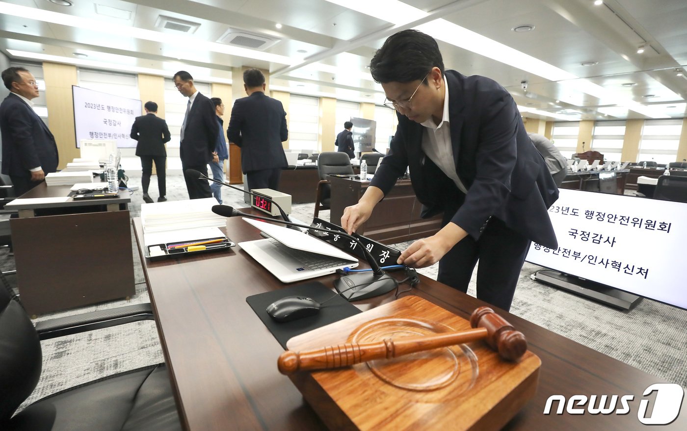 본문 이미지 - 9일 오전 세종시 정부세종청사 중앙동에서 행정안전부 직원들이 2023년도 국회 행정안전위원회의 국정감사를 하루 앞두고 막바지 준비, 점검을 하고 있다. 2023.10.9/뉴스1 ⓒ News1 김기남 기자