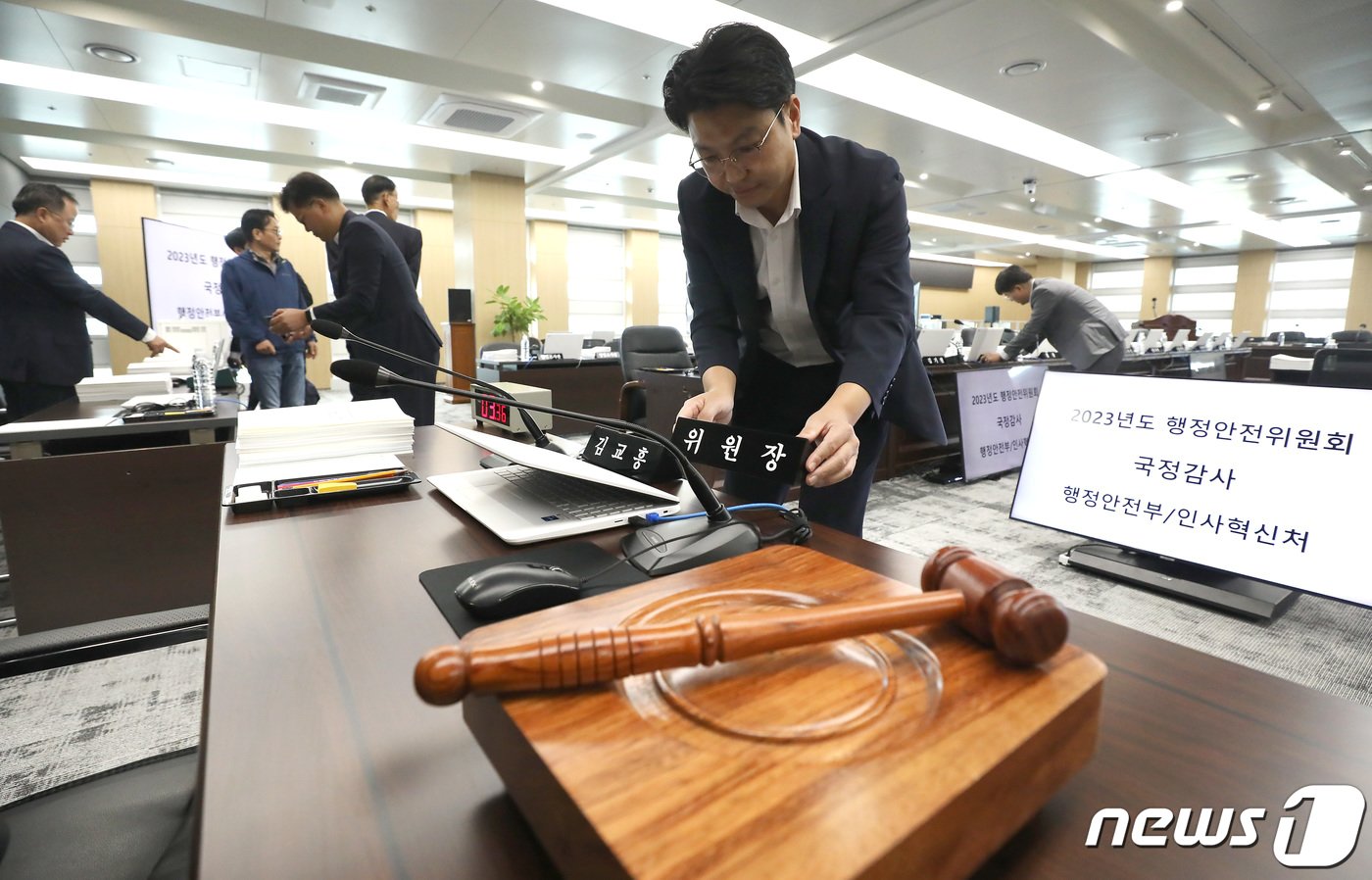 본문 이미지 - 9일 오전 세종시 정부세종청사 중앙동에서 행정안전부 직원들이 2023년도 국회 행정안전위원회의 국정감사를 하루 앞두고 막바지 준비, 점검을 하고 있다. 국회 행정안전위원회는 10일 행정안전부, 인사혁신처, 민주화운동기념사업회 등의 국정감사를 실시 한다. 2023.10.9/뉴스1 ⓒ News1 김기남 기자