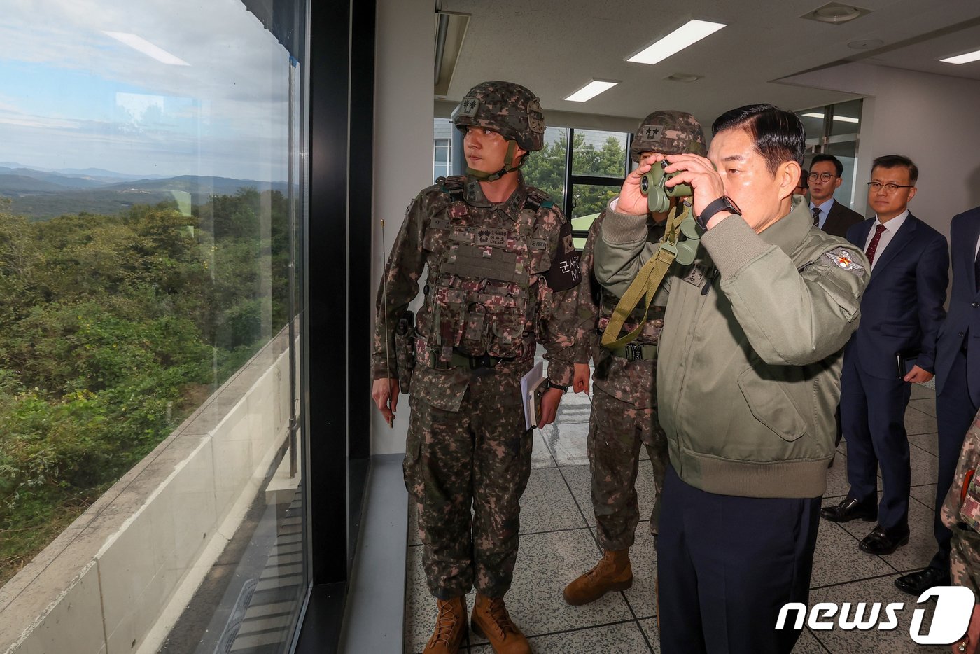 신원식 국방부 장관이 2023년 10월 9일 대비태세 현장지도를 위해 육군1보병사단 도라OP를 찾아 지형 설명을 들으며 대비태세 보고를 받고 있다. &#40;국방부 제공&#41; 2023.10.9/뉴스1