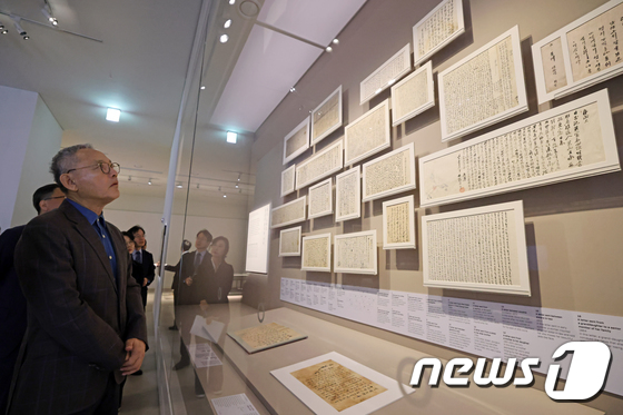 국립한글박물관 찾은 유인촌 장관