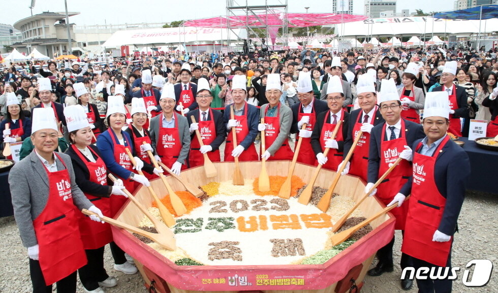 본문 이미지 - 전주비빔밥축제의 상징인 대형비빔밥 퍼포먼스 모습(전주시제공)/뉴스1