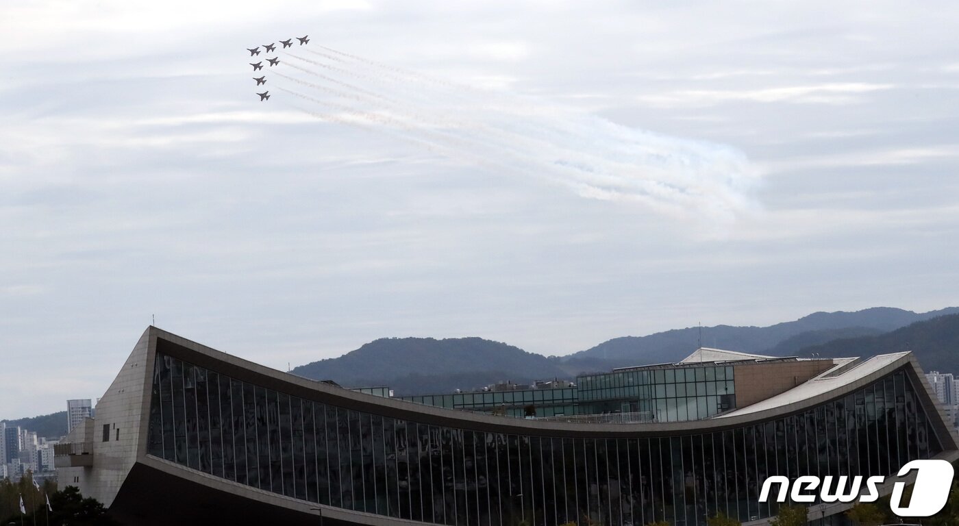 본문 이미지 - 577돌 한글날을 맞아 세종시 호수공원 일원에서 펼쳐지고 있는 세종축제 마당 상공에서 블랙이글스가 한글날 축하 비행을 펼치고 있다. 2023.10.9 ⓒ 뉴스1  