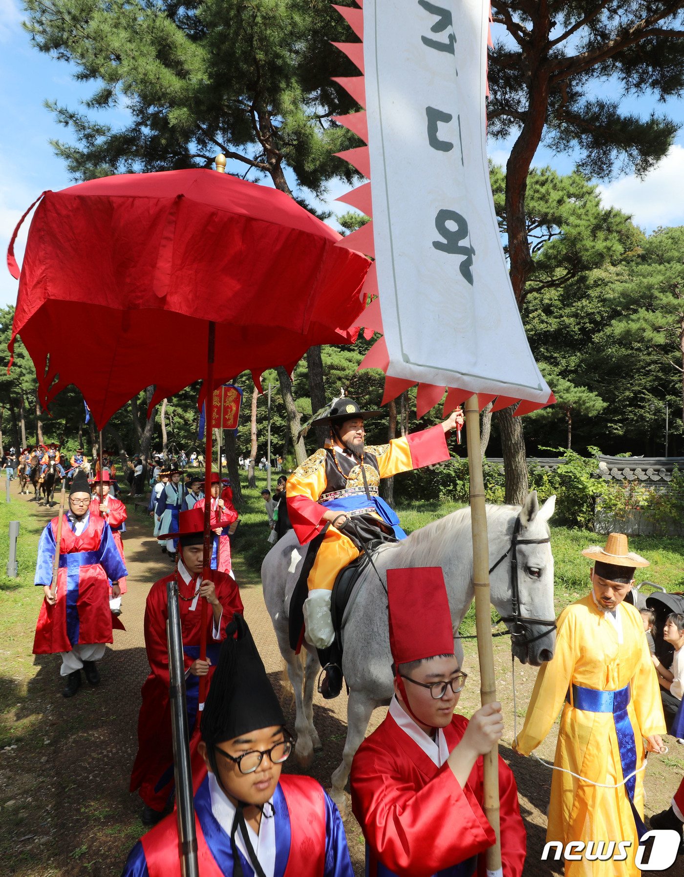 (수원=뉴스1) 김영운 기자 = '2023 정조대왕 능행차 공동재현' 행사가 열린 9일 오후 경기 수원시 장안구 노송지대에서 능행차 행렬이 화성행궁으로 향하고 있다. 2023.10 …