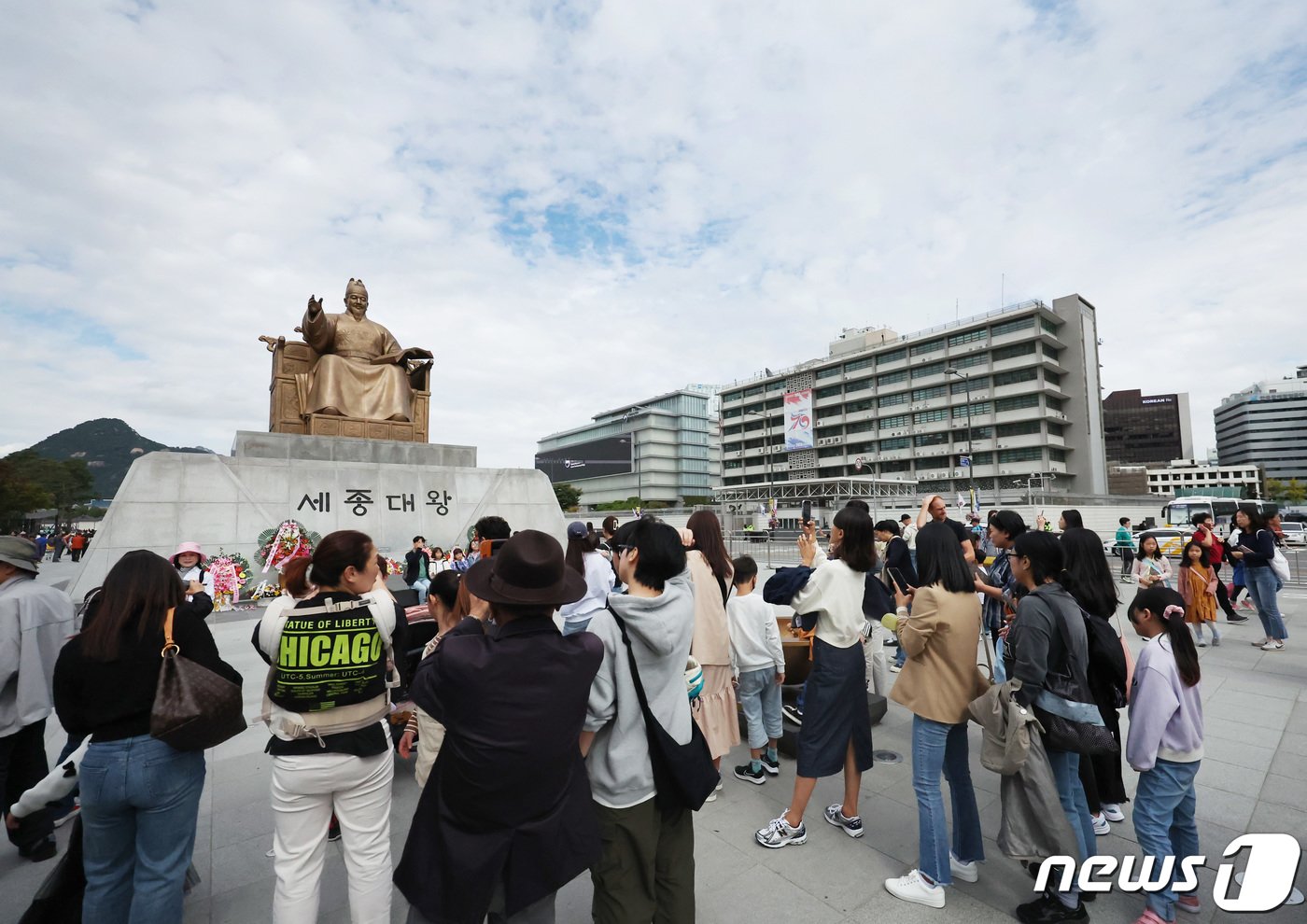 한글날인 9일 서울 종로구 광화문광장 세종대왕 동상 앞에서 시민들이 사진을 찍기 위해 기다리고 있다. 2023.10.9/뉴스1 ⓒ News1 김민지 기자