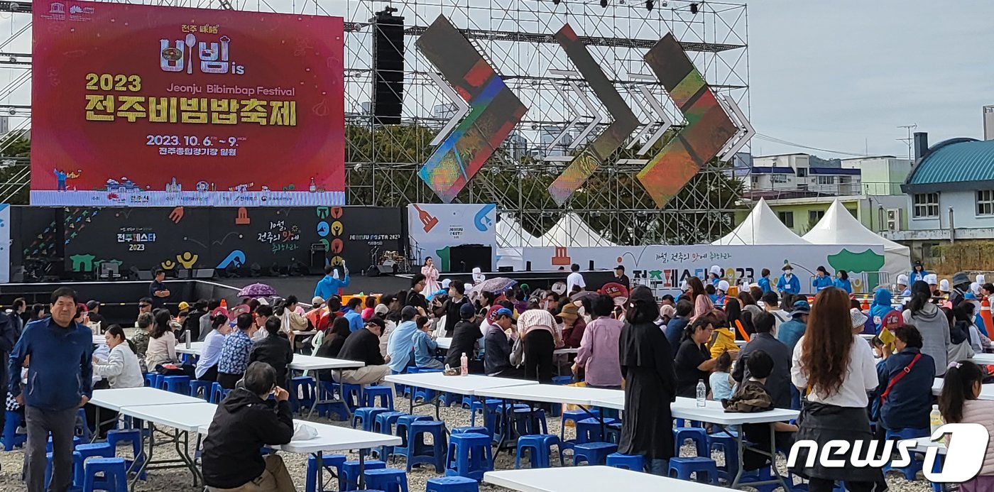 본문 이미지 - 전주비빔밥 축제 마지막 날인 9일 전북 전주시 전주종합경기장 일원에 마련된 행사장이 관광객들로 북적이고 있다. 2023.10.9/뉴스1 ⓒ News1 유경석 기자