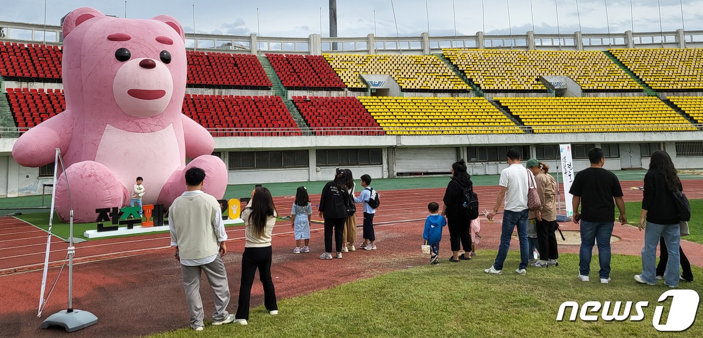 전주비빔밥 축제 마지막 날인 9일 전북 전주시 전주종합경기장 일원에 마련된 행사장이 관광객들로 북적이고 있다. 2023.10.9/뉴스1 ⓒ News1 유경석 기자