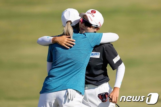 [사진] LPGA 어센던트서 濠 켐프와 우승 포옹하는 김효주