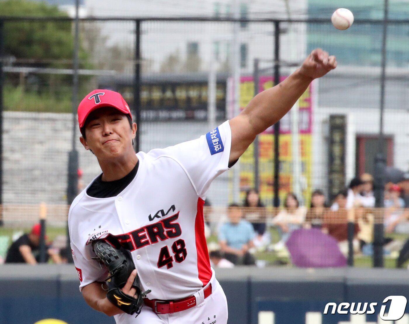 본문 이미지 - 9일 광주기아챔피언스필드에서 열린 프로야구 KIA 타이거즈와 삼성 라이온즈 경기에서 KIA 선발 이의리가 역투하고 있다. 2023.10.9/뉴스1 ⓒ News1 김태성 기자