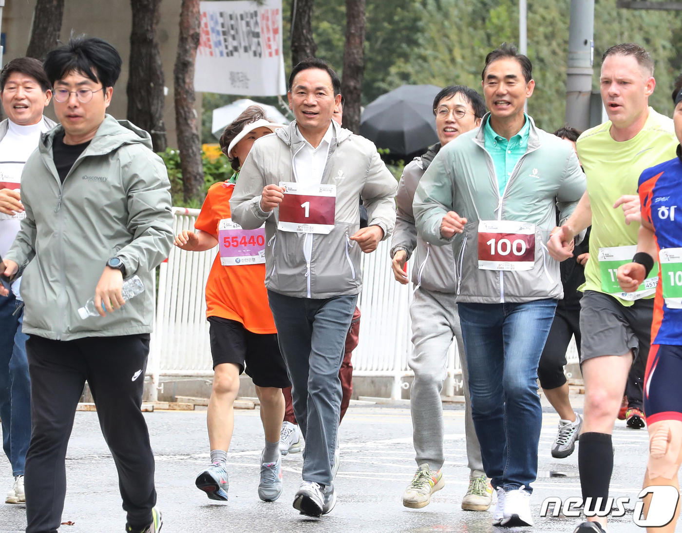 (서울=뉴스1) = 조성명 강남구청장이 9일 서울 강남구 봉은사로 일대에서 열린 제20회 국제평화마라톤대회에서 선수들과 함께 달리고 있다. 주한 미8군 사령부, 각국 대사관, 외국 …