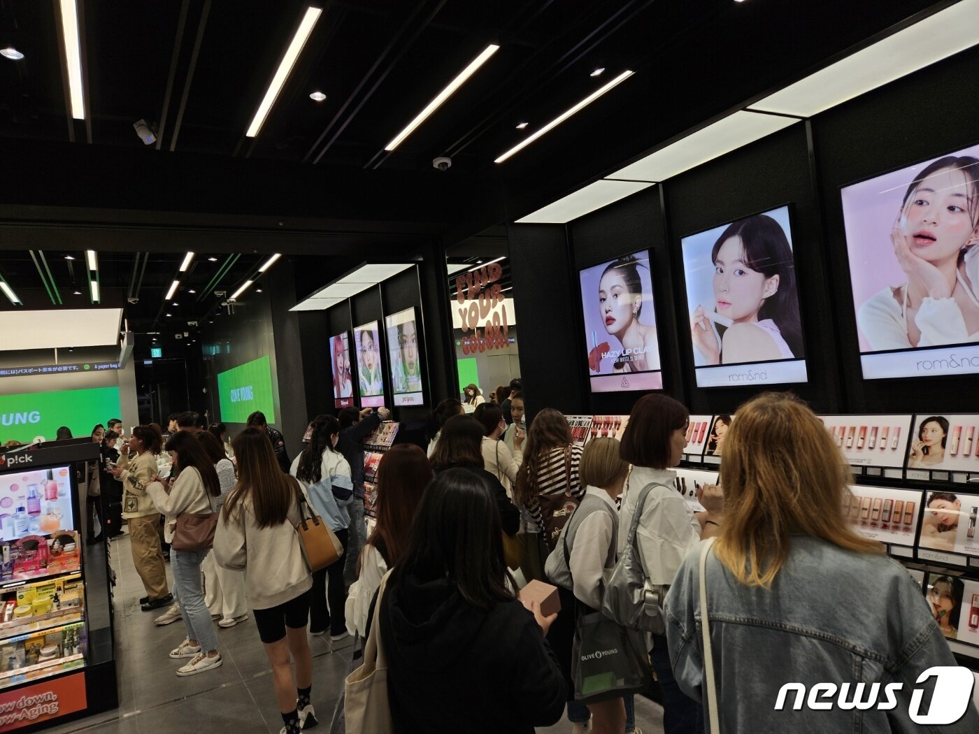 본문 이미지 - 올리브영 명동점 매장 내부.ⓒ 뉴스1/김진희 기자.