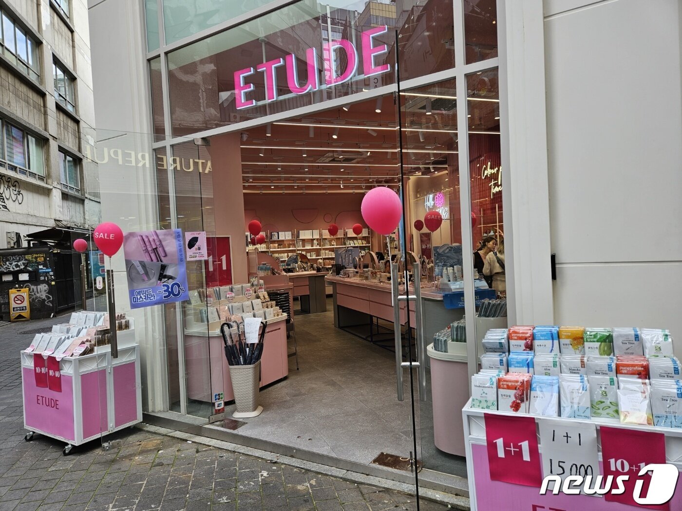 본문 이미지 - 명동에 위치한 에뛰드 매장.ⓒ 뉴스1/김진희 기자.