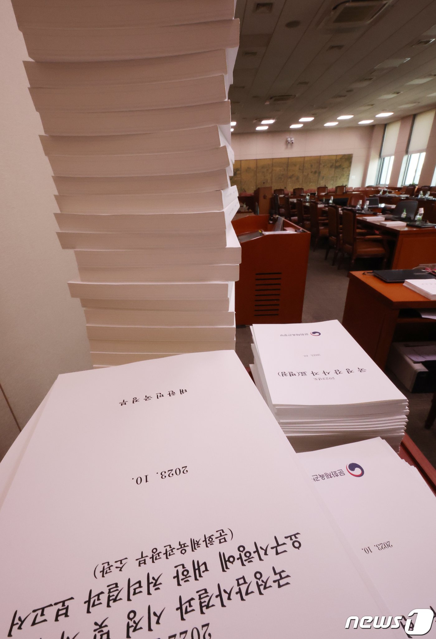본문 이미지 - 2023년도 국정감사를 하루 앞둔 9일 서울 여의도 국회 문화체육관광위원회 전체회의장에 국정감사 자료가 놓여 있다. 2023.10.9/뉴스1 ⓒ News1 송원영 기자