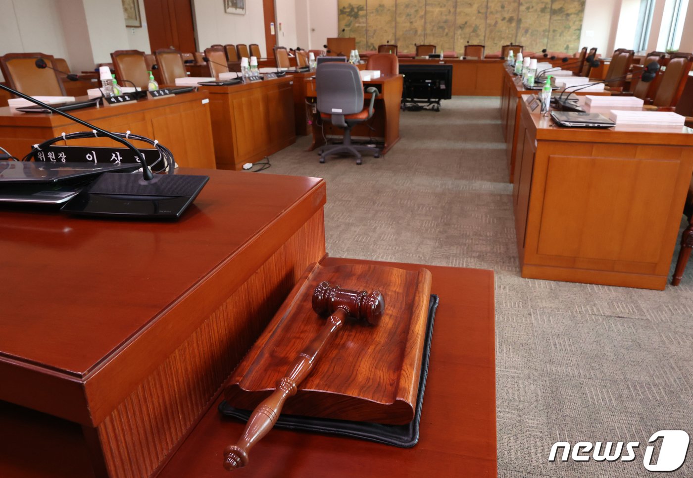 본문 이미지 - 2023년도 국정감사를 하루 앞둔 9일 서울 여의도 국회 문화체육관광위원회 전체회의장에 의사봉이 놓여 있다. 2023.10.9/뉴스1 ⓒ News1 송원영 기자