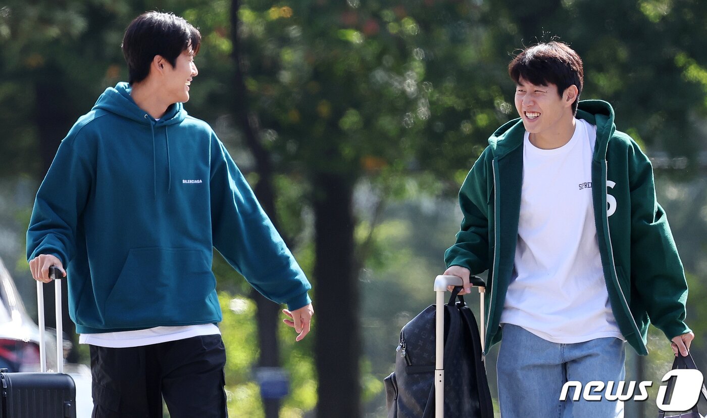 본문 이미지 - 대한민국 축구 국가대표팀 설영우와 이강인(오른쪽)이 9일 오후 오는 13일 튀니지 전과 17일 베트남 전을 앞두고 소집 훈련을 위해 경기도 파주 축구국가대표트레이닝센터(NFC)로 들어서고 있다. 2023.10.9/뉴스1 ⓒ News1 김진환 기자