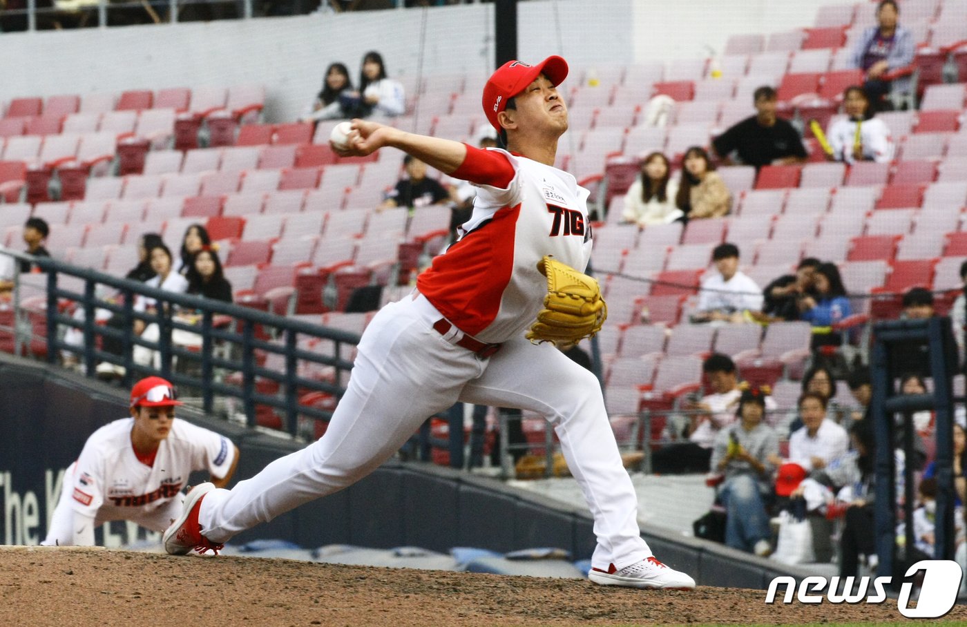 본문 이미지 - KIA 임기영이 23일 한화와의 더블헤더 2차전에 양현종의 대체 선발로 나와 5⅓이닝 1실점하며 시즌 3승을 수확했다./뉴스1 ⓒ News1 김태성 기자