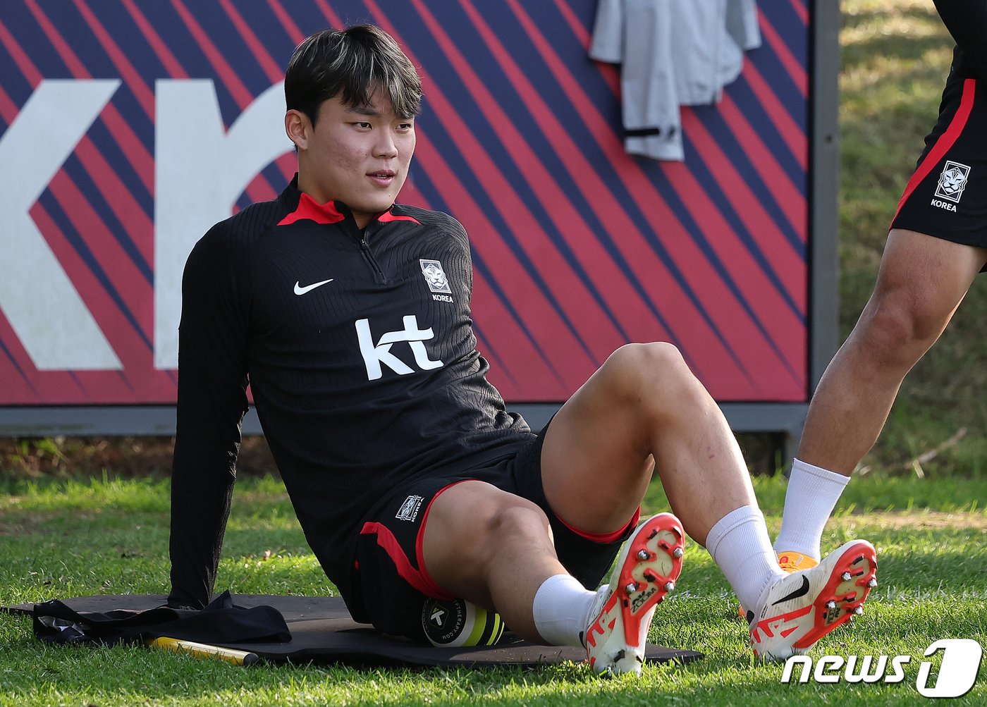 대한민국 축구대표팀 오현규가 9일 오후 경기 파주트레이닝센터&#40;NFC&#41;에서 훈련을 앞두고 스트레칭을 하고 있다. 축구 국가대표팀은 오는 13일 서울월드컵경기장에서 튀니지, 17일 수원월드컵경기장에서 베트남과 평가전을 앞두고 있다. 2023.10.9/뉴스1 ⓒ News1 김진환 기자