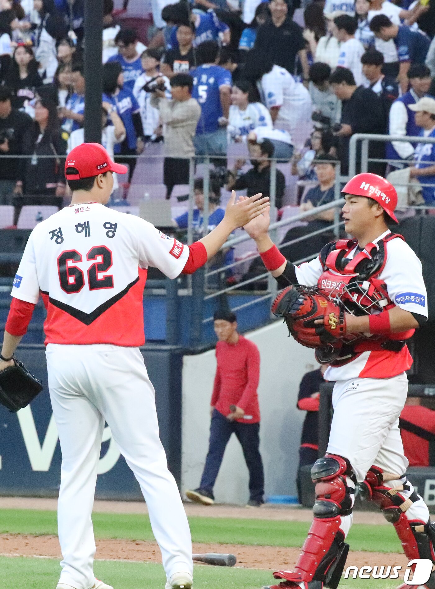 본문 이미지 - 9일 광주 기아챔피언스필드에서 열린 '2023 신한은행 SOL KBO리그' KIA 타이거즈와 삼성 라이온즈의 경기에서 삼성을 상대로 3대1로 승리한 KIA 선수들이 자축하고 있다. 2023.10.9/뉴스1 ⓒ News1 김태성 기자