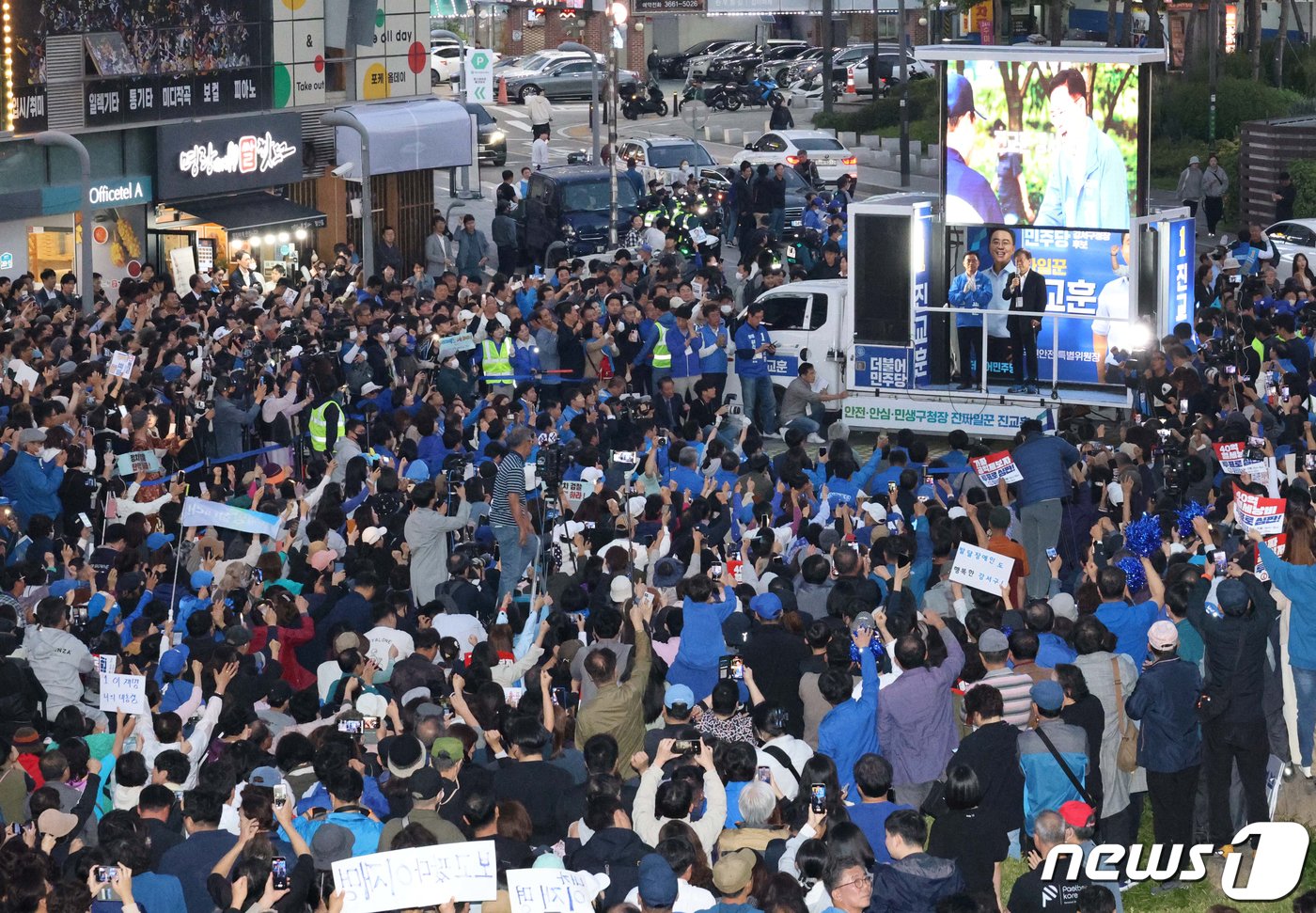 9일 저녁 서울 강서구 발산역 일대에서 열린 이재명 더불어민주당 대표의 진교훈 강서구청장 후보 지원유세에 많은 지지자들이 몰려 있다. &#40;공동취재&#41; 2023.10.9/뉴스1 ⓒ News1 임세영 기자