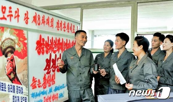 '당 결정 관철' 독려하는 북한 인쇄공장 일꾼 