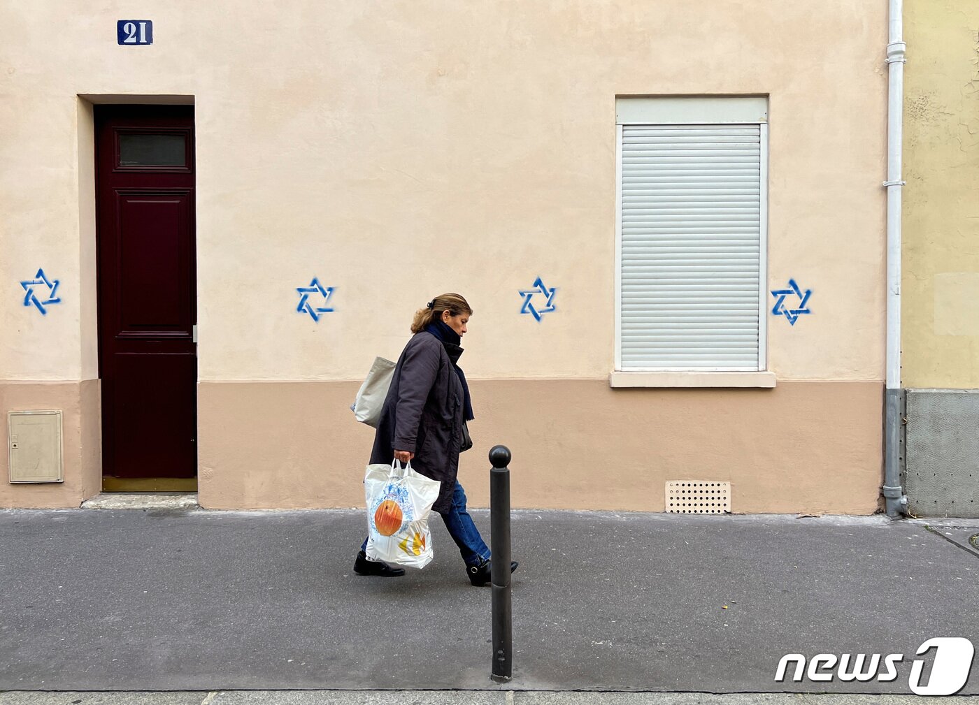 본문 이미지 - '다윗의 별'이 그려진 파리의 한 건물 ⓒ 로이터=뉴스1