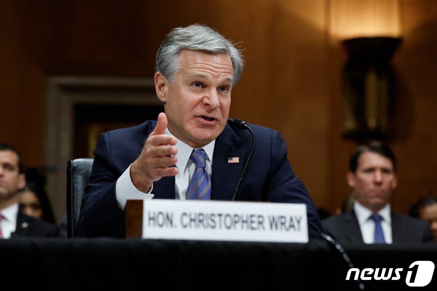 본문 이미지 - 크리스토퍼 레이 미 연방수사국&#40;FBI&#41; 국장이 2023년 10월 31일&#40;현지시간&#41; 워싱턴DC 국회의사당에서 상원 국토안보위원회가 개최한 청문회에 출석해 증언하고 있다. 2023.10.31. ⓒ 로이터=뉴스1 ⓒ News1 김성식 기자