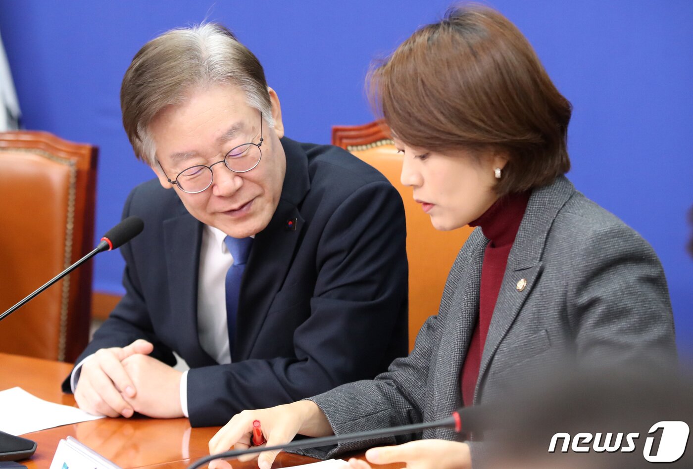 본문 이미지 - 이재명 더불어민주당 대표와 고민정 최고위원이 1일 오전 서울 여의도 국회에서 열린 최고위원회의에서 대화를 나누고 있다. 2023.11.1/뉴스1 ⓒ News1 임세영 기자