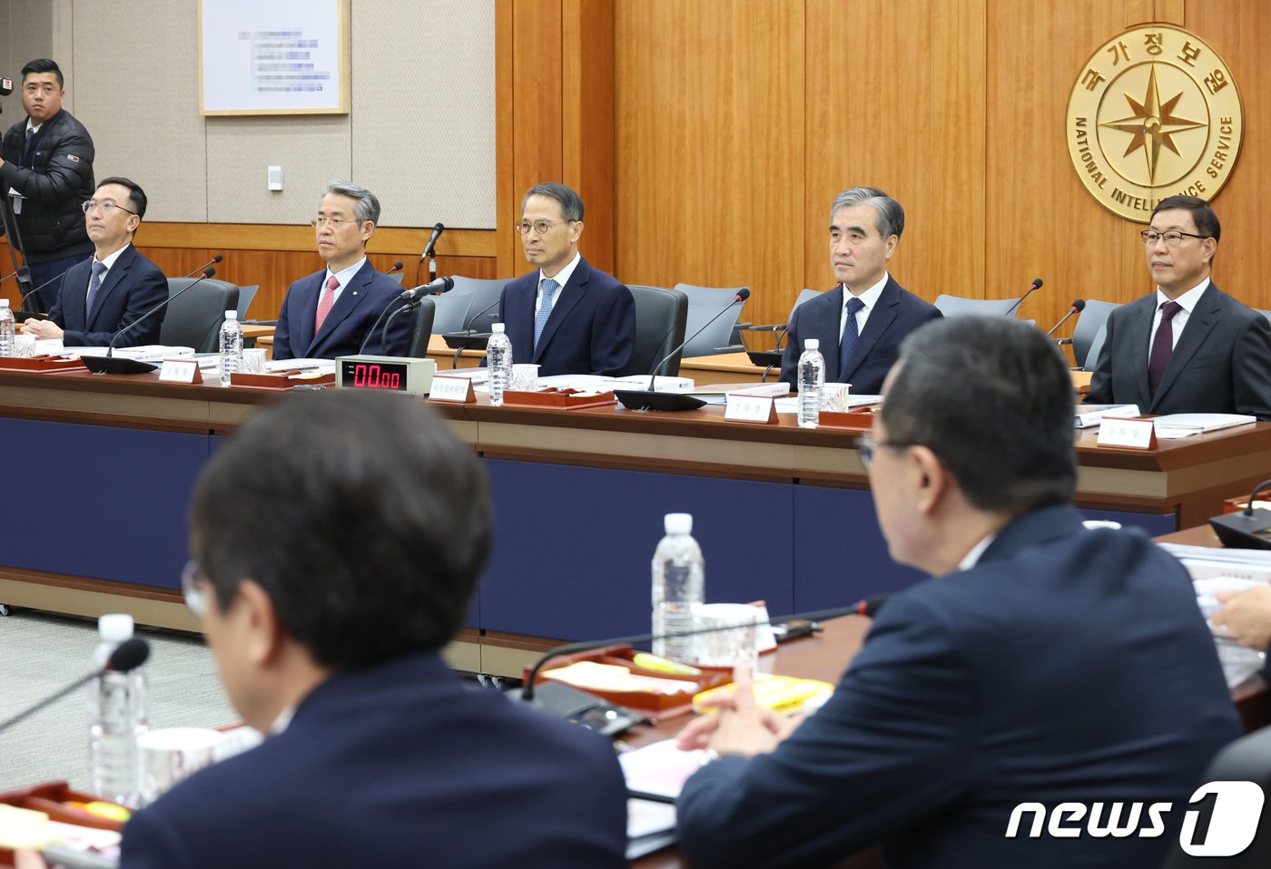 본문 이미지 - 김규현 국가정보원장이 1일 내곡동 국정원에서 열린 국회 정보위원회 국정감사에 출석해 있다. 왼쪽부터 김남우 국정원 기조실장, 권춘택 1차장, 김 원장, 김수연 2차장, 백종욱 3차장. 2023.11.1/뉴스1 ⓒ News1 국회사진취재단