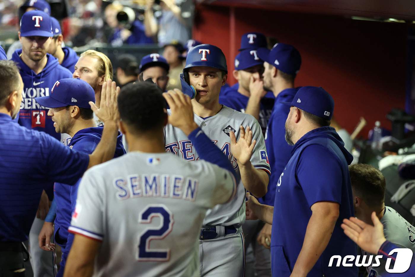 본문 이미지 - 텍사스가 애리조나를 꺾고 WS 우승까지 1승만을 남겨뒀다. ⓒ AFP=뉴스1
