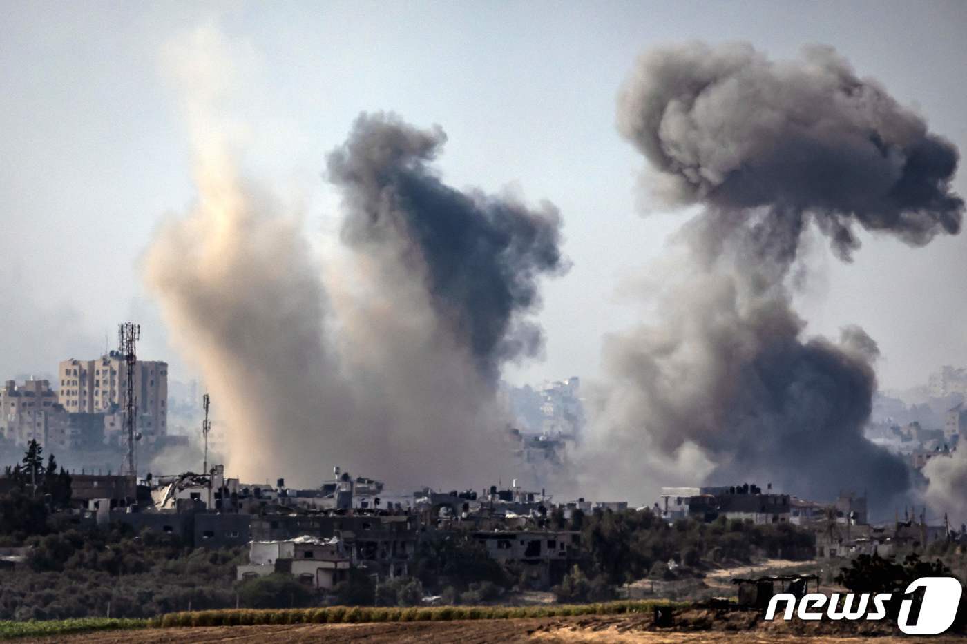 본문 이미지 - 31일(현지시간) 팔레스타인 무장 정파 하마스와 전쟁 중인 이스라엘 군의 포격을 받은 가자 지구서 연기가 솟아 오르고 있다. 2023.11.1 ⓒ AFP=뉴스1 ⓒ News1 우동명 기자