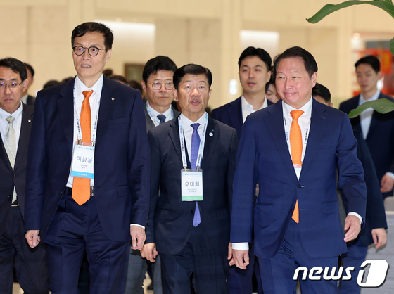 제2회 BOK-KCCI 공동 세미나 개최 참석하는 이창용·최태원