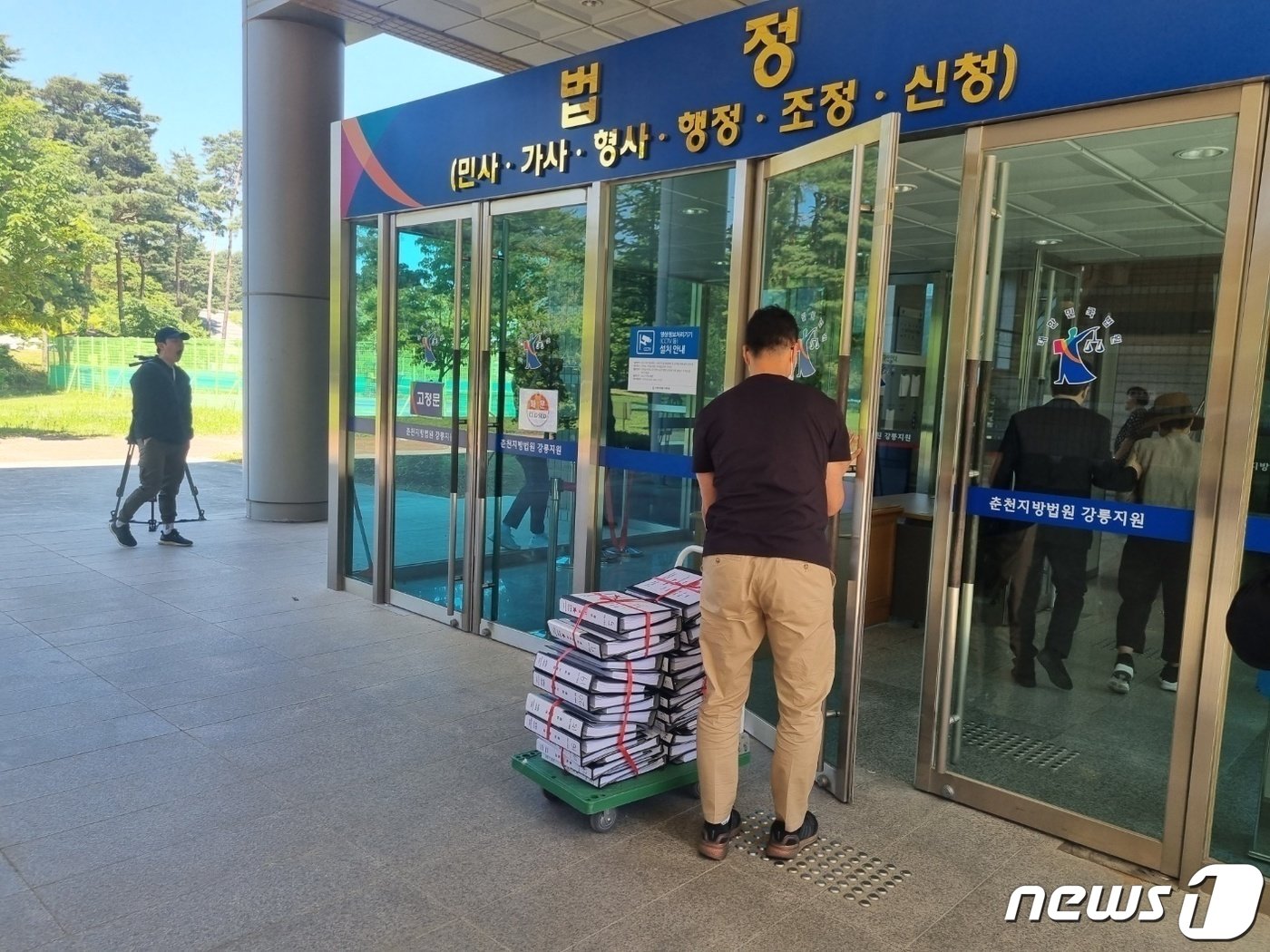 본문 이미지 - 지난해 12월 강원 강릉에서 일어난 차량 급발진 의심사고로 아들을 잃은 이모씨가 해당 사고 민사소송 첫 변론기일 참석을 위해 23일 춘천지법 강릉지원에 들어서고 있다. 2023.5.23/뉴스1 윤왕근 기자