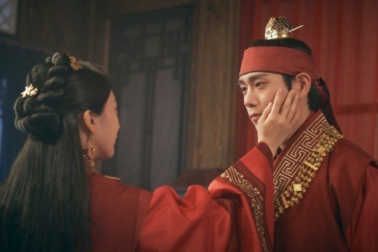 본문 이미지 - 낮에 뜨는 달 스틸