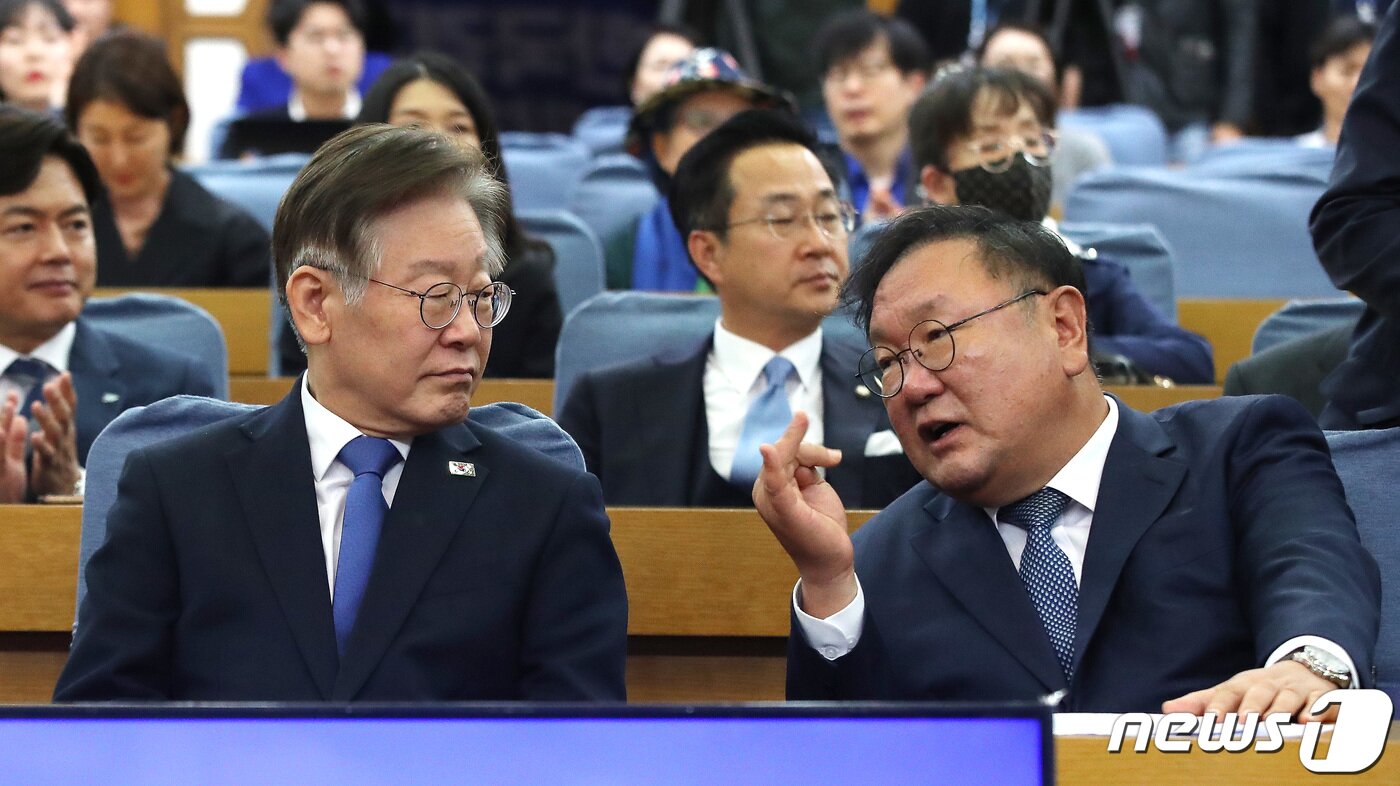 본문 이미지 - 이재명 더불어민주당 대표와 김태년 의원이 1일 오후 서울 여의도 국회 의원회관에서 열린 '민주경제토크:위기 속 한국경제의 미래를 말하다' 토론회에서 이야기를 나누고 있다. 2023.11.1 ⓒ 뉴스1 임세영 기자