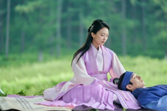 본문 이미지 - 낮에 뜨는 달 스틸